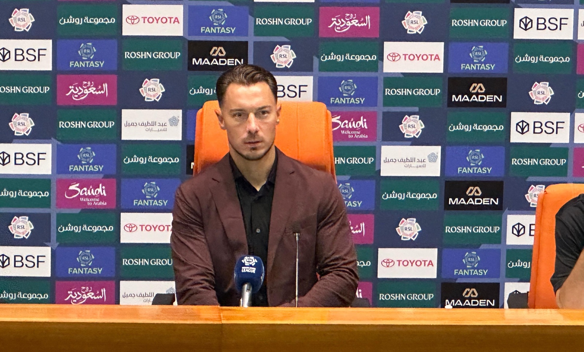 يايسله يكشف سبب غياب جالينو عن مباراة الأهلي ونيوم: قرار انضباطي صارم