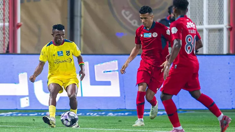 تعادل مثير يحسم نتيجة مباراة ضمك والحزم في افتتاح دوري روشن