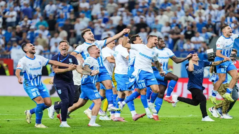 بالصور والفيديو: حكم يطرد معلق مباراة كرة قدم في مشهد صادم!