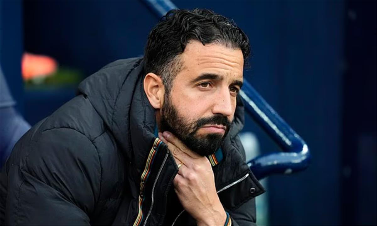 كاراجر يصف الوضع بالكارثي ويدعو لإقالة أموريم من مانشستر يونايتد فورًا