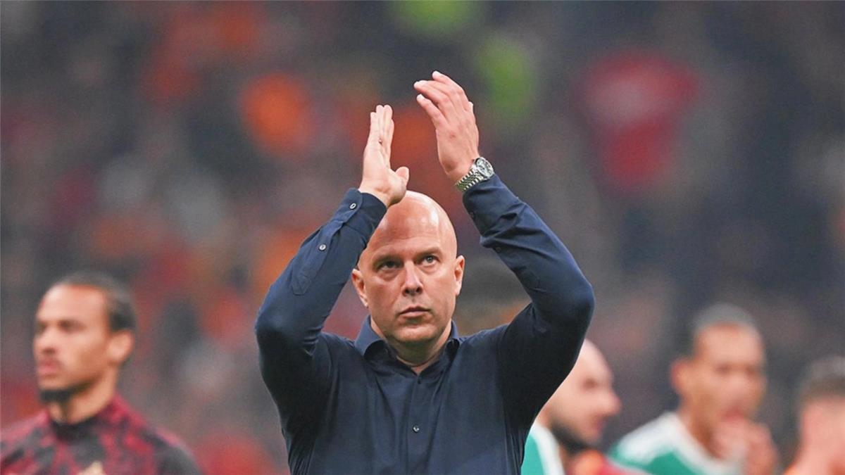 آرني سلوت يدافع عن قراره بشأن محمد صلاح ويرفض لوم نفسه بعد هزيمة ليفربول في دوري الأبطال