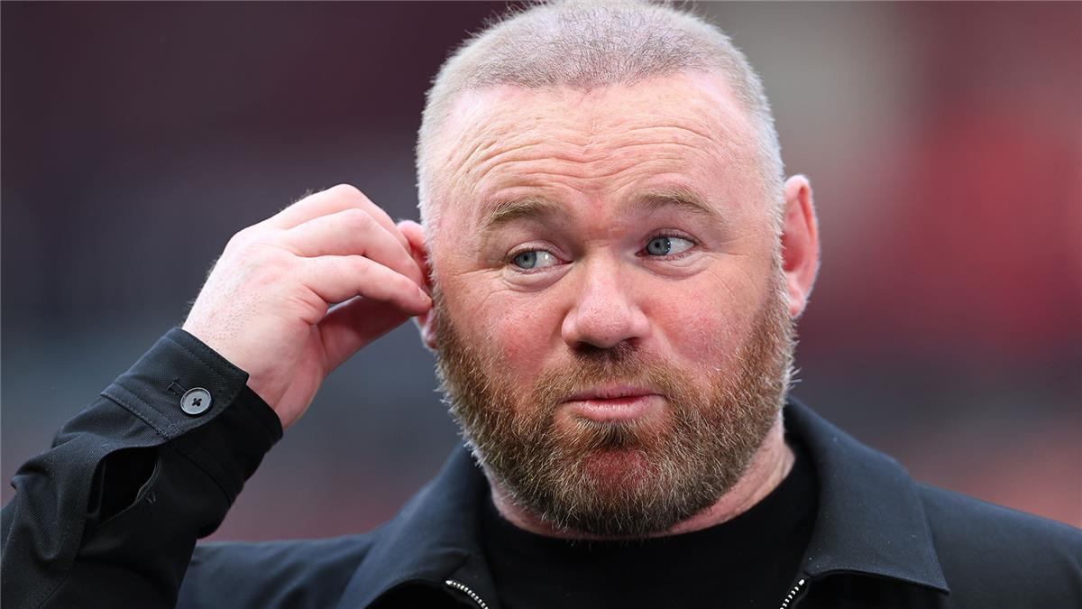 انتقادات واين روني لأرني سلوت: لماذا نجا مدرب ليفربول من سيف الإعلام بعد هزيمة جالطة سراي؟